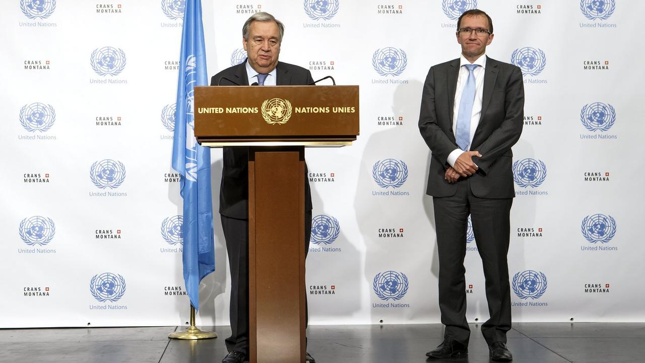 Le secrétaire général de l'ONU Antonio Guterres et son conseiller spécial sur Chypre, Espen Barth Eide, ont annoncé l'échec des pourparlers sur la réunification de l'île lors d'une conférence de presse à Crans-Montana, en Valais. [Keystone - SALVATORE DI NOLFI]