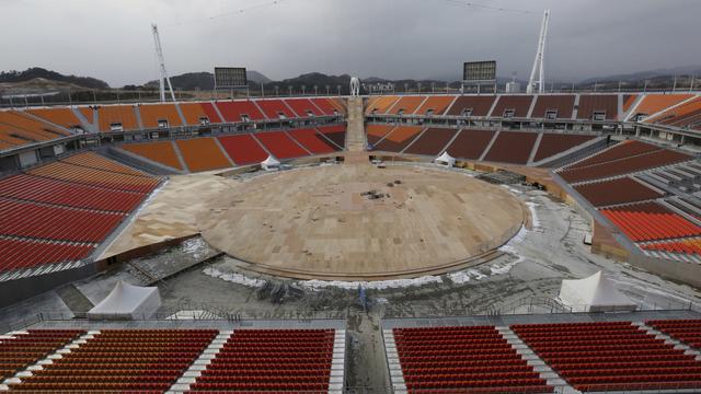 Samedi 25 novembre: le chantier du stade olympique de Pyeongchang, en Corée du Sud, en vue des Jeux d'hiver en février. [AP/Keystone - Ahn Young-joon]