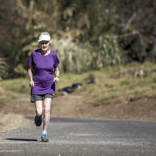 La Sud-Africaine Deirdre Larkin, 85 ans, est la meilleur semi-marathonienne mondiale de sa catégorie d'âge. [AFP - Gulshan Khan]