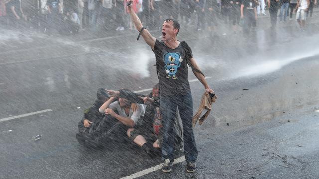 La police anti-émeute a entrepris de disperser les manifestants avec des canons à eau, jeudi à Hambourg.