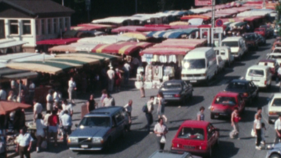 Foule de Genevois au marché de Collonges en France. [RTS]