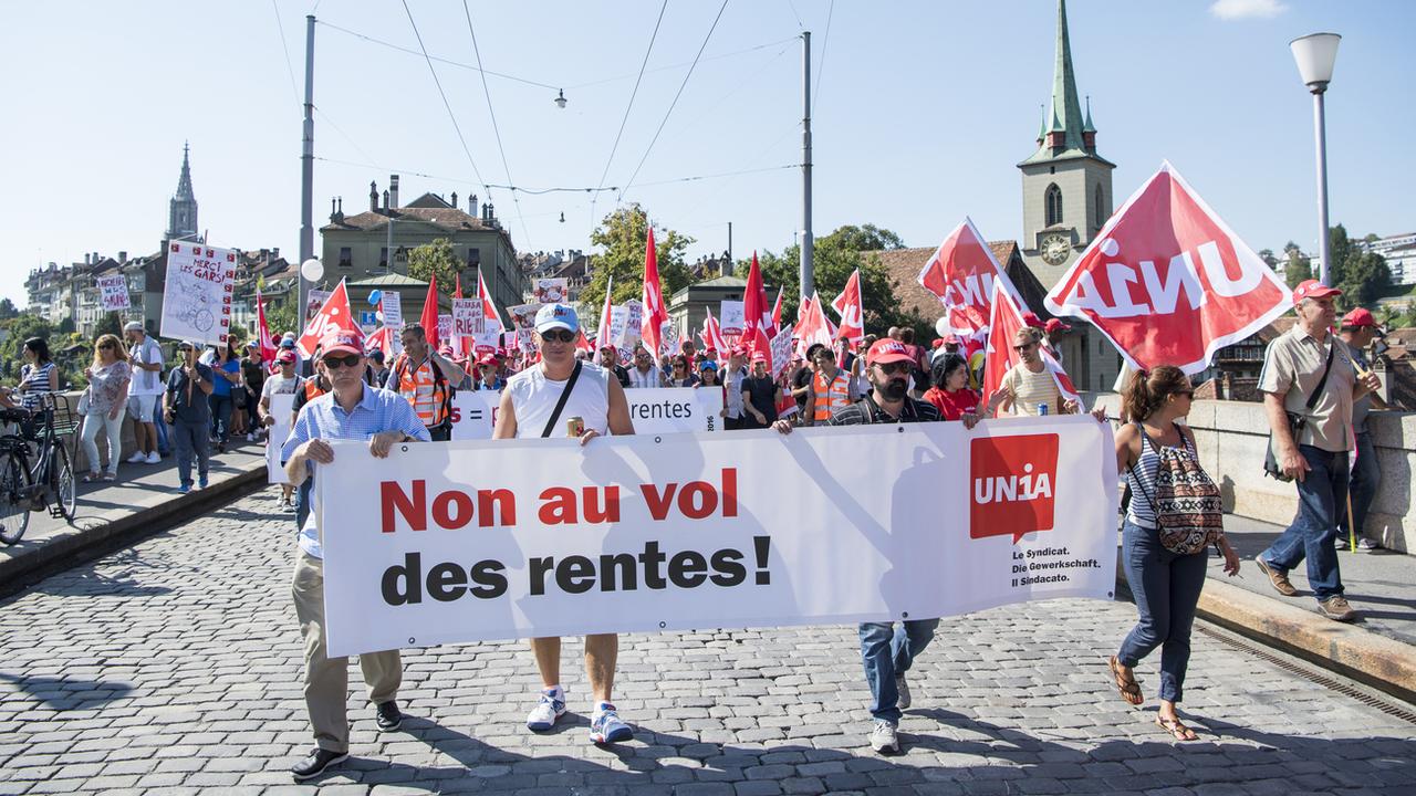 Manif contre la réforme des retraites en septembre 2016 à Berne. [Keystone - Anthony Anex]