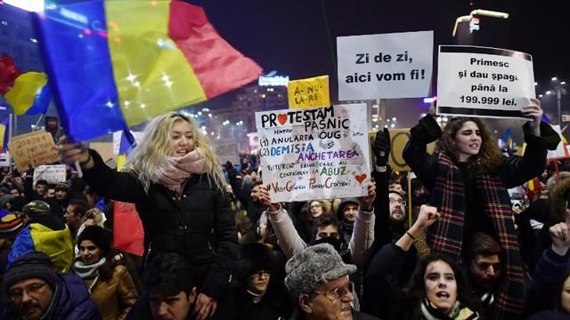 Des dizaines de milliers de personnes ont manifesté jeudi soir à Bucarest pour le troisième jour consécutif.