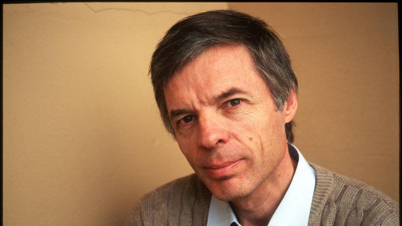 Portrait de l'écrivain et essayiste romand Etienne Barilier en 1998. [Keystone - Gilbert Vogt]