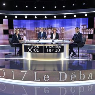 Marine Le Pen et Emmanuel Macron avant le débat présidentiel. [keystone - EPA/Eric Feferberg]