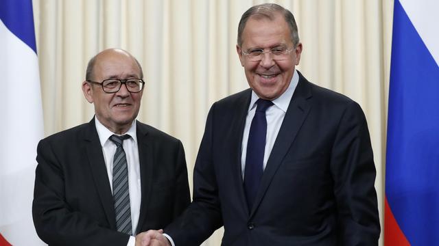 Jean-Yves Le Drian (gauche) et Sergueï Lavrov, ce mardi 20 juin 2017 à Moscou. [AP Photo/Alexander Zemlianichenko]