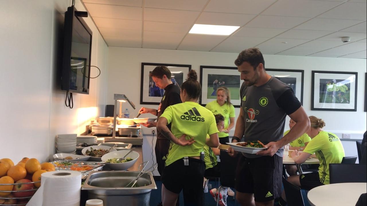 Les joueuses de Chelsea prennent généralement leurs repas ensemble au centre d'entraînement. [Jennifer Ballmer]