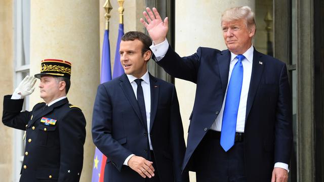 Donald Trump et Emmanuel Macron à leur arrivée au Palais de l'Elysée. [AFP - ALAIN JOCARD]