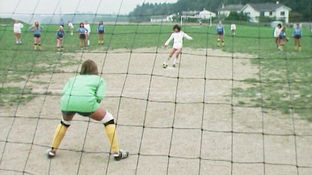 Match de football féminin en 1975. [RTS]