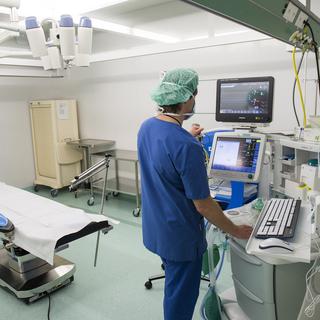 Salle d'opérations du Centre de chirurgie ambulatoire au CHUV. [Keystone - Jean-Christophe Bott]