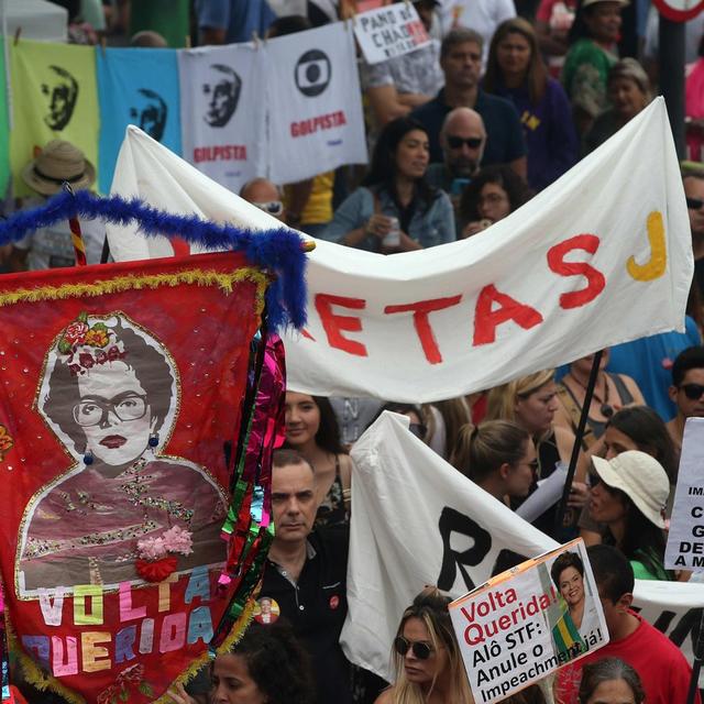 Des milliers de personnes sur la plage de Copacabana pour demander la démission du président Temer. [keystone - EPA/Marcelo Sayão]