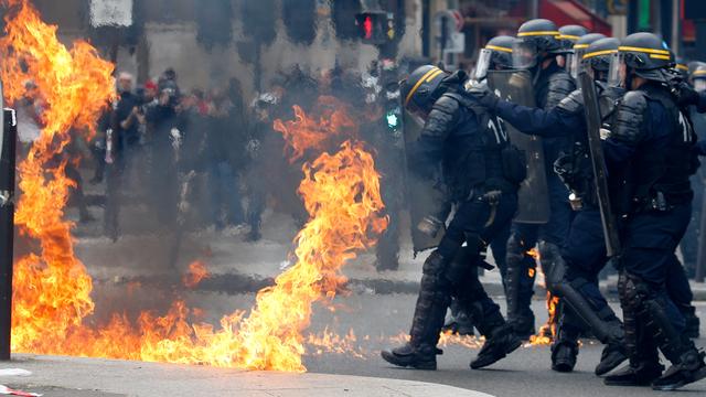 Des policiers durant les heurts du 1er Mai à Paris. [Reuters - Gonzalo Fuentes]