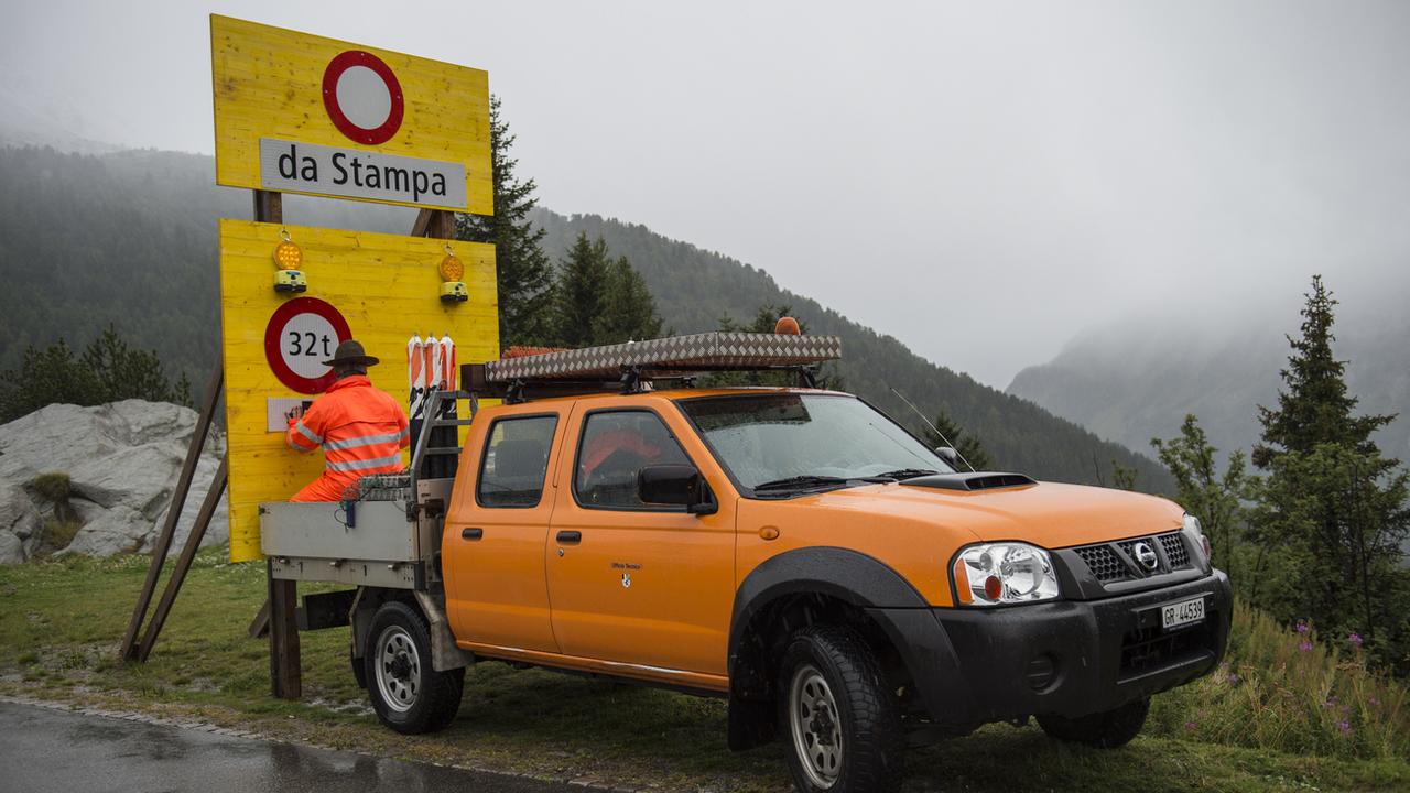 La route cantonale a été fermée dans la région grisonne de Bondo, en direction de l'Italie samedi. [Keystone - Giancarlo Cattaneo]