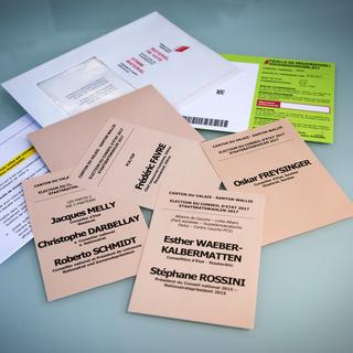Le matériel de vote du second tour pour les élections au conseil d'Etat valaisan du 19 mars 2017, avec les noms des sept candidats. [KEYSTONE - Olivier Maire]