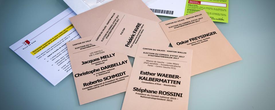 Le matériel de vote du second tour pour les élections au conseil d'Etat valaisan du 19 mars 2017, avec les noms des sept candidats. [KEYSTONE - Olivier Maire]