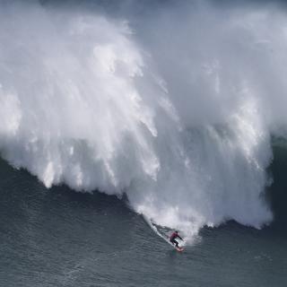Nazare au Portugal est connu pour ses très grandes vagues. [keystone - AP Photo/Armando Franca]