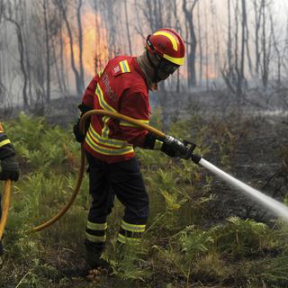 Le feu fait toujours rage au centre du Portugal. [keystone - AP Photo/Paulo Duarte]
