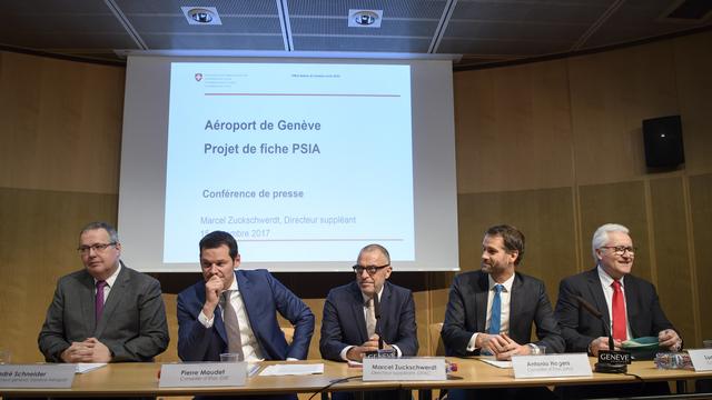 La présentation du plan sectoriel de l'infrastructure aéronautique (PSIA) de l'aéroport de Genève. [Keystone - Martial Trezzini]