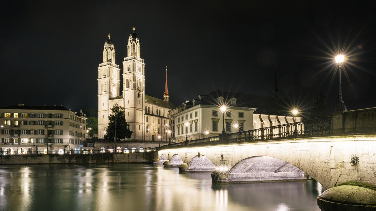 Une vue de Zurich de nuit (image d'archives). [Keystone - Christian Beutler]