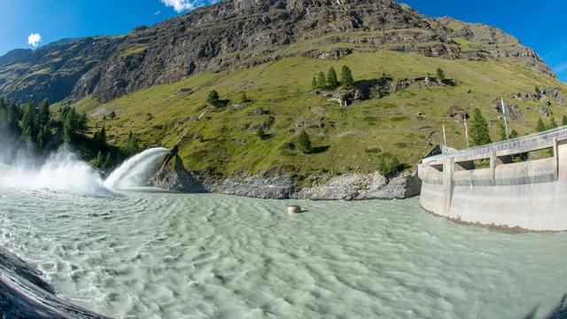 L'idée est de stocker de l'eau supplémentaire dans les barrages en période de faible consommation. [Keystone - Maxime Schmid]