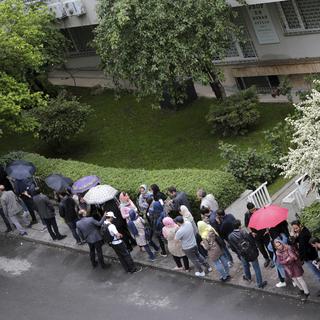 Des Iraniens en Turquie font la queue devant un bureau de vote à Ankara. [Keystone - Burhan Ozbilici]