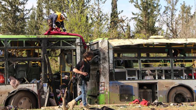 Une homme conduisant une camionnette transportant de l'aide alimentaire l'a fait exploser près des 75 bus. [Ibrahim Ebu Leys]