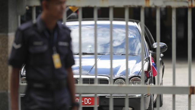 La voiture de l'ambassadeur nord-coréen garée à l'hôpital de Kuala Lumpur, où Kim Jong-Nam est autopsié. [AP Photo - Vincent Thian]