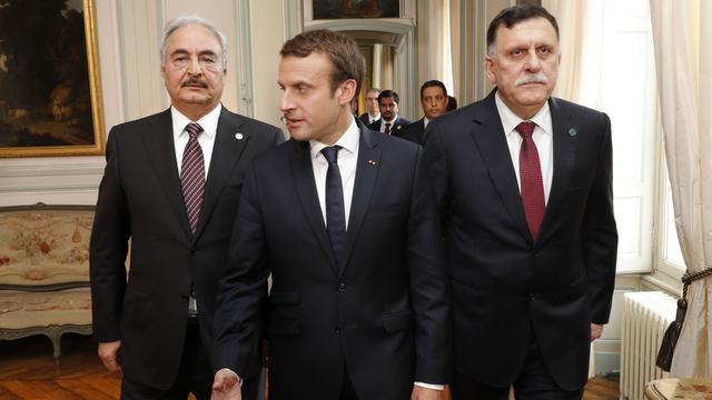 Emmanuel Macron rencontre les deux hommes forts de Libye. [Keystone - Philippe Wojazer/Pool Photo via AP]