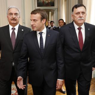 Emmanuel Macron rencontre les deux hommes forts de Libye. [Keystone - Philippe Wojazer/Pool Photo via AP]
