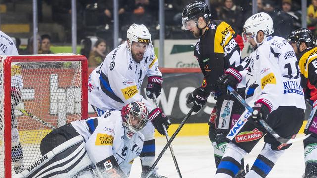 Tristan Scherwey se faufile dans l'arrière-garde fribourgeoise et ouvre le score pour les Ours dès la première minute de jeu. [Christian Merz]