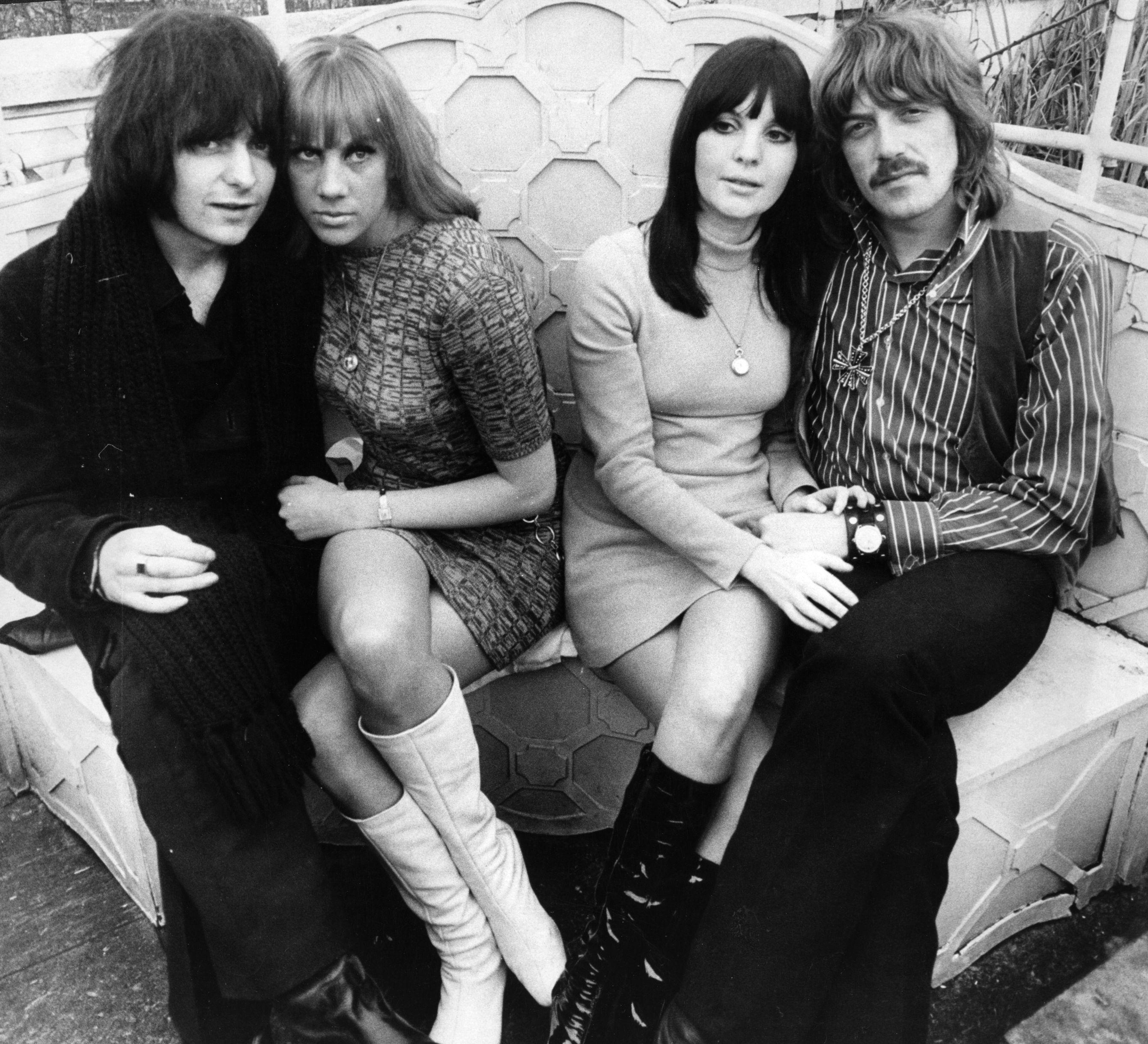 Ritchie Blackmore (à g.) et Jon Lord de Deep Purple posent avec leurs compagnes à l'occasion de leurs fiançailles, le 3 janvier 1969 à Londres. [Getty Images - John Minihan/Evening Standard/Getty Images]