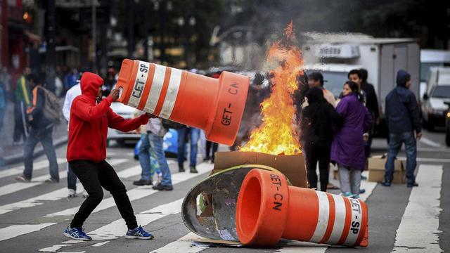 Des manifestants bloquant une rue de Sao Paulo. [keystone - Fernando Bizerra]