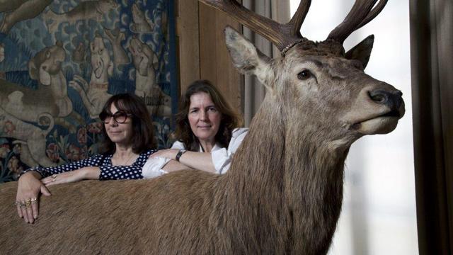 Sophie Calle (à gauche) et Serena Carone. Exposition "Beau doublé, Monsieur le Marquis" au Musée de la chasse et de la nature à Paris. [DR - Thilo Hoffmann]