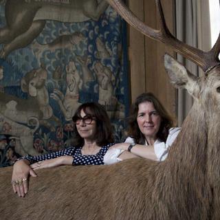 Sophie Calle (à gauche) et Serena Carone. Exposition "Beau doublé, Monsieur le Marquis" au Musée de la chasse et de la nature à Paris. [DR - Thilo Hoffmann]