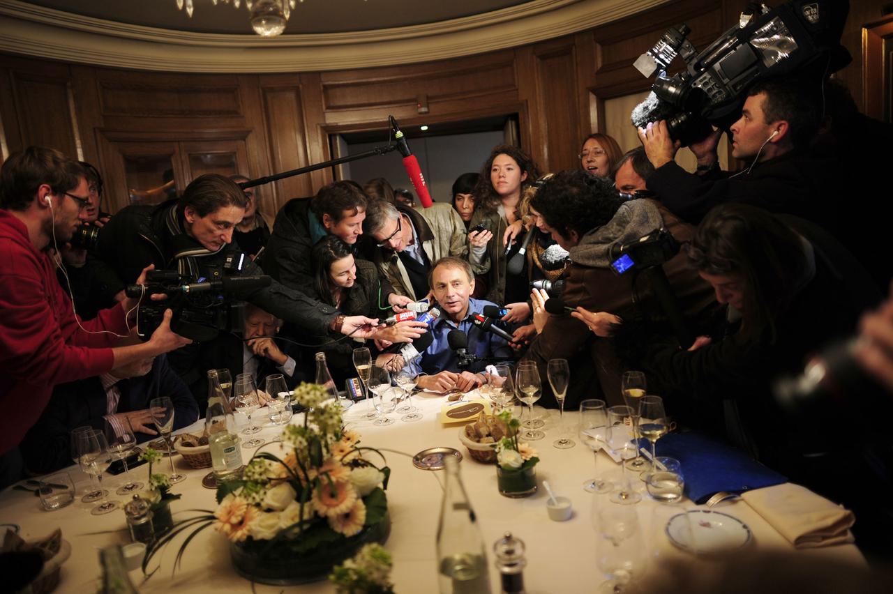 Michel Houellebecq assailli par les journalistes après l'annonce du Goncourt, le 8 novembre 2010, pour "La Carte et le Territoire". [AFP - Fred Dufour]