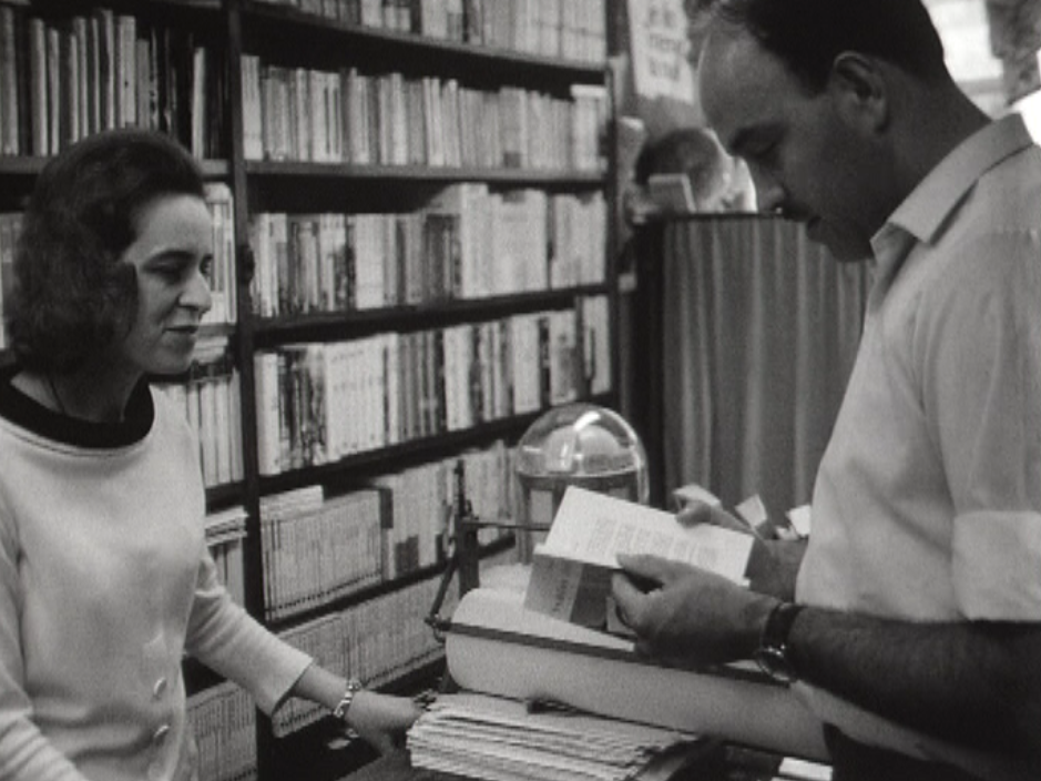 Thérèse Rovelli, alias Cyrille, dans sa librairie en 1968. [RTS]