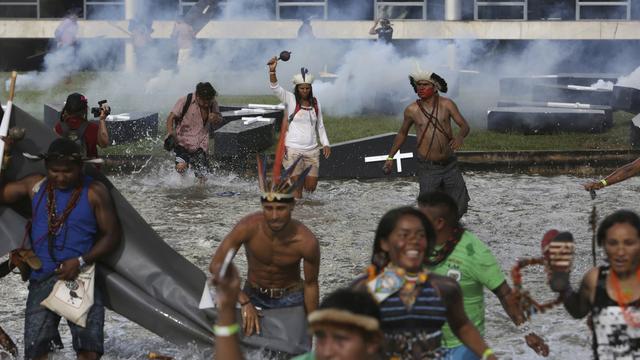 Plusieurs milliers d'Indiens ont manifesté mardi devant la chambre des députés à Brasilia. [Eraldo Peres]