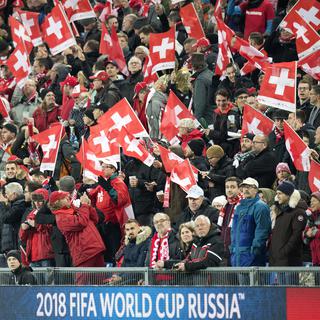 Les supporters suisses au Parc Saint-Jacques, à Bâle, ce dimanche 12 novembre. [Keystone - Laurent Gillieron]