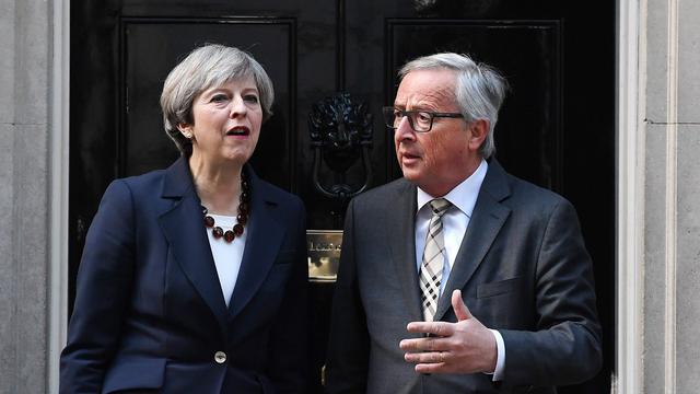 Theresa May et Jean-Claude Juncker à Londres, 26.04.2017. [EPA/Keystone - Andy Rain]