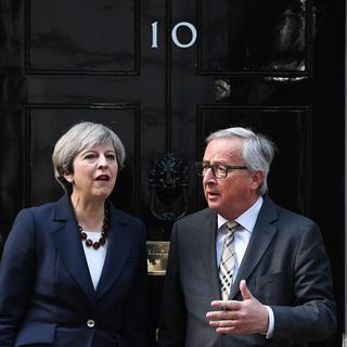 Theresa May et Jean-Claude Juncker à Londres, 26.04.2017. [EPA/Keystone - Andy Rain]