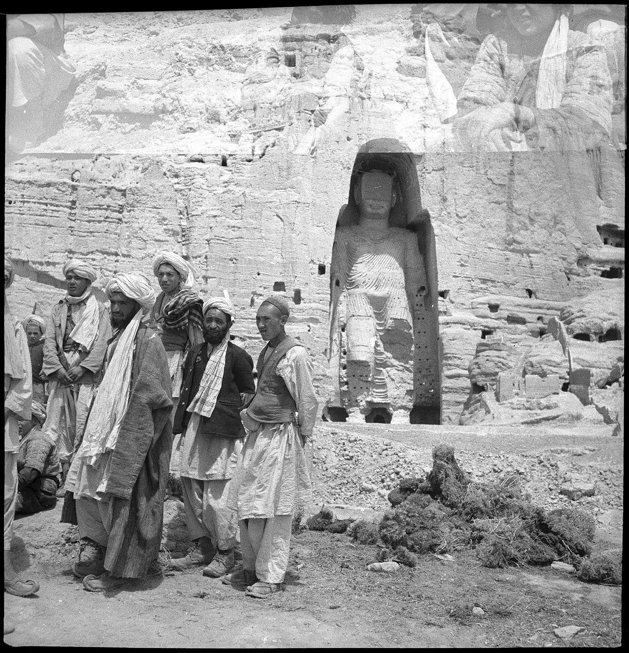 Des hommes devant les Bouddhas de Bâmiyân (1939). [Wikimedia - Annemarie Schwarzenbach]