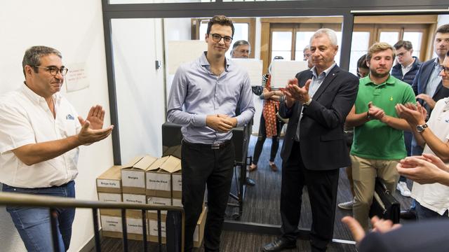 Les membres du comité, avec de gauche à droite, Frédéric Borloz, président du PLR Vaud, Loïc Hautier, président des JLRV, et Jean-Pierre Grin, conseiller national UDC vaudois, lors de la dépose de l'initiative. [Keystone - Jean-Christophe Bott]