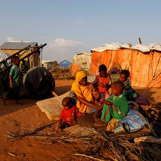 Une famille dans un camp pour les victimes de la sécheresse à Dollow, en Somalie. [Zohra Bensemra]