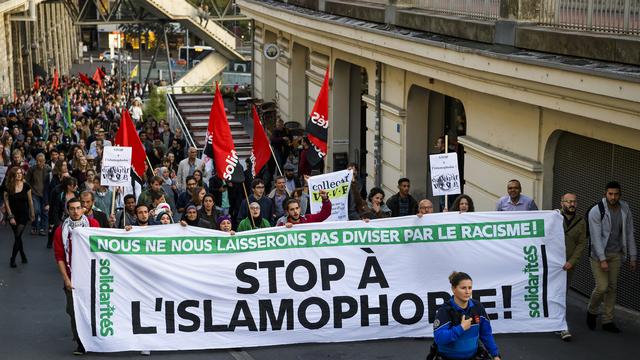 Des personnes manifestent lors d'un rassemblement contre l'islamophobie à Lausanne mercredi 18 octobre. [Keystone - Jean-Christophe Bott]