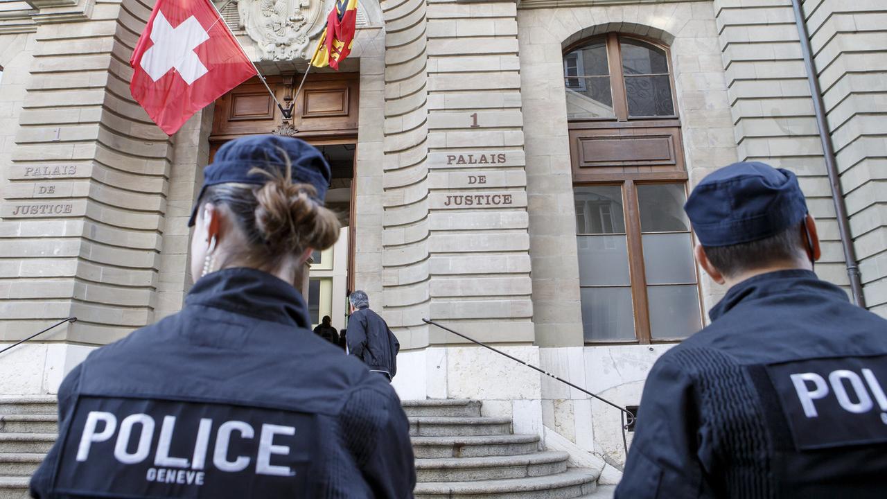 Des gendarmes de la police genevoise sont devant le palais de justice pour l'ouverture du nouveau procès de Fabrice A., meurtrier présumé d'Adeline devant le Tribunal criminel, ce lundi 15 mai 2017 à Genève.