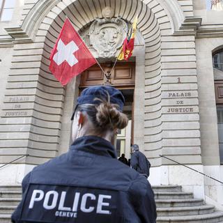 Des gendarmes de la police genevoise sont devant le palais de justice pour l'ouverture du nouveau procès de Fabrice A., meurtrier présumé d'Adeline devant le Tribunal criminel, ce lundi 15 mai 2017 à Genève.