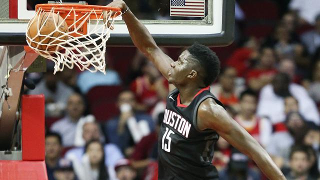 Capela a tenu un rôle majeur dans le succès des Rockets contre les Nets. [Keystone - Eric Christian Smith]