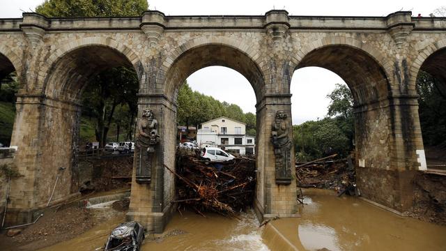 Des voitures et des arbres bloqués sous un pont après des inondations dans le sud de la France. [EPA/Keystone - Guillaume Horcajuelo]