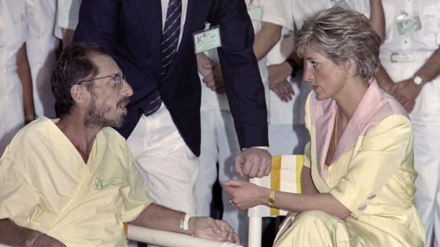 Lady Diana rend visite à un homme infecté par le VIH à Rio de Janeiro en 1991. [AFP - Carlos Santana]