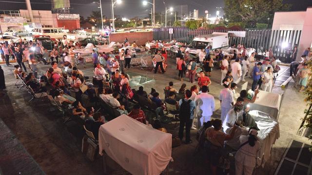 Personnel et patients d'un hôpital dans la rue après le séisme à Villahermosa. [EPA/Keystone]